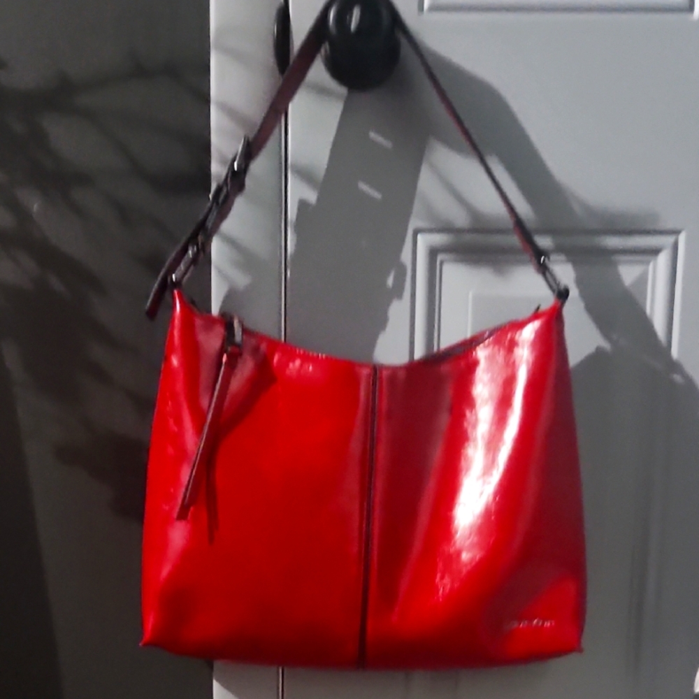 CALVIN KLEIN Vibrant Red Glossy Shoulder Bag with Sleek Design